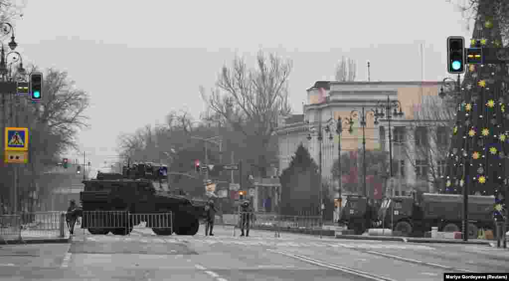 Personeli i shërbimit kazak në një pikë kontrolli pas protestave të shkaktuara nga rritja e çmimit të karburantit, Almati, Kazakistan, 7 janar 2022.
