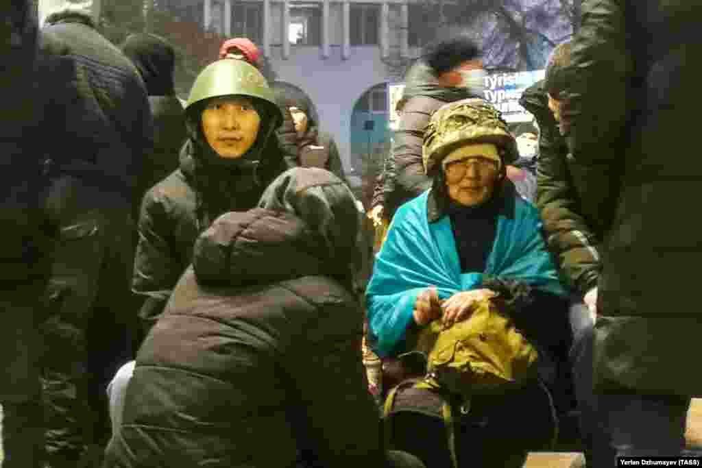 Protestuesit mbajnë helmeta të stilit ushtarak, Almati më 5 janar.&nbsp;