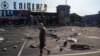 Un bărbat trece pe lângă un centru comercial care a fost lovit de o rachetă rusă în orașul Kamianske, din regiunea Dnipro, Ucraina, pe 26 iulie.