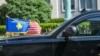 Flamuri kosovar përkrah atij amerikan në një veturë në Uashington, SHBA, korrik 2025.
