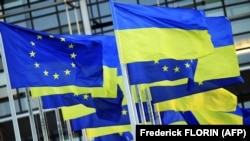 Zastave Evropske unije i Ukrajine ispred Evropskog parlamenta u Strazburu, mart 2022. 
