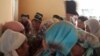 Пенсионеры в Намангане стоят в очереди за пенсией. 