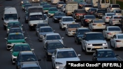 Тәжікстан астанасы Душанбедегі көлік кептелісі.