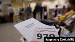 Álláskeresők várakoznak egy budapesti munkaügyi központban 2011-ben.