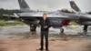 Prim-ministrul Donald Tusk a apărut la o conferință de presă în apropierea avioanelor de luptă F-16 poloneze, în care a vorbit despre amenințarea reprezentată de dronele rusești. 11 septembrie 2025.