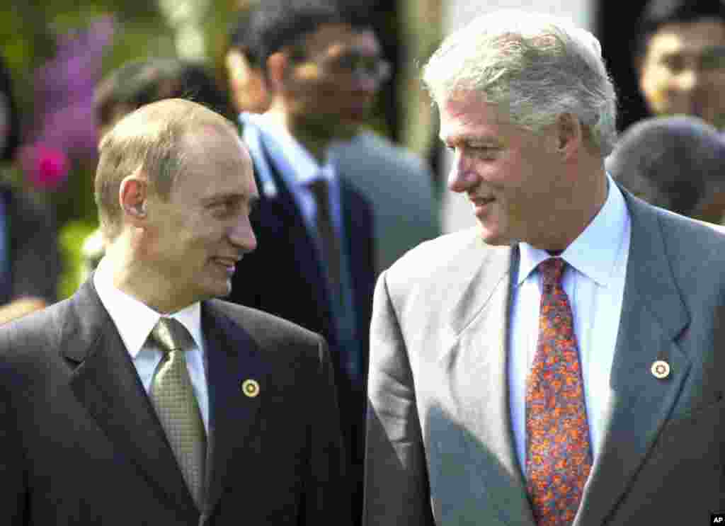 Клинтон мен Путин 2000 жылғы шілдеде Жапонияның Окинава аралындағы Наго қаласында өткен "Үлкен сегіздік" саммиті аясында ағаш отырғызу рәсіміне қатысты.
