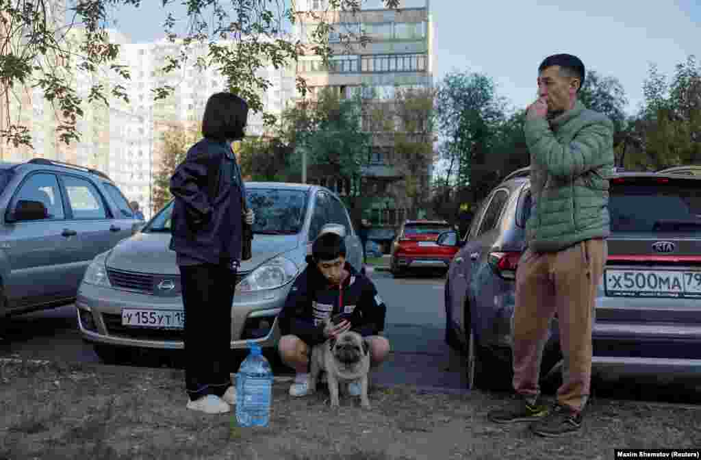 Locuitorii așteaptă permisiunea de a se întoarce la casele lor în urma atacului cu drone. În timpul conflictului, Rusia a lansat mii de rachete și atacuri cu drone asupra Ucrainei, vizând infrastructura civilă și ucigând mii de persoane. 