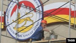 Если оппозиция станет реальной влиятельной силой, от этого выиграет и гражданское общество: между ресурсными персонами или противоборствующими силами образуется ничейная территория, на которой вполне комфортно себя чувствуют и гражданские активисты, и пресса