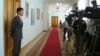 Чиновник стоит перед камерами казахстанских телеканалов. Иллюстративное фото.