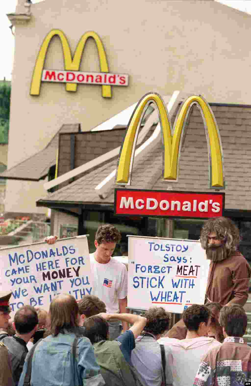 Ali dolaskom na prostor Sovjetskog Saveza, McDonald's je naišao na barijere. Na primjer, aktivisti za prava životinja protestovali su ispred restorana, objašnjavajući prolaznicima da je meso loše za njih. Fotografija je zabilježena 1992. godine.