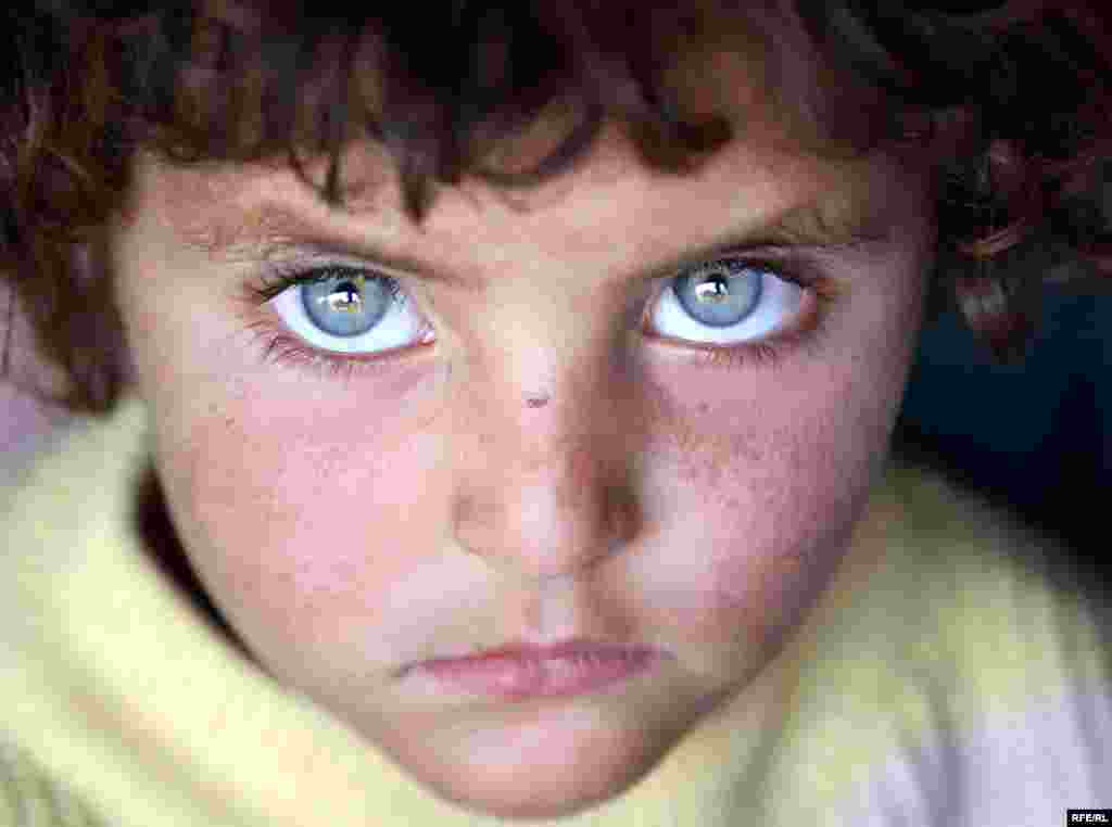 Afghanistan - Djevojčica u izbjegličkom kampu u Kabulu. Oko 300.000 Afghanistanaca moralo je napustiti svoje domove, 08.06.2010. Foto: RFE/RL 