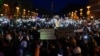 Protestatarii și-au aprins luminile telefonului mobil în timpul unei demonstrații în fața sediului Uniunii Creștin Democrate (CDU) din Berlin, pe 2 februarie 2025.