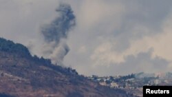 Fumul se ridică lângă un sat din sudul Libanului după un atac aerian israelian, pe fondul ostilităților transfrontaliere dintre Hezbollah și Israel, 1 octombrie 2024.