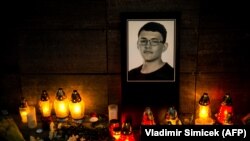 Импровизированный мемориал Яна Куциака у офиса Aktuality.sk в Братиславе, где он работал.