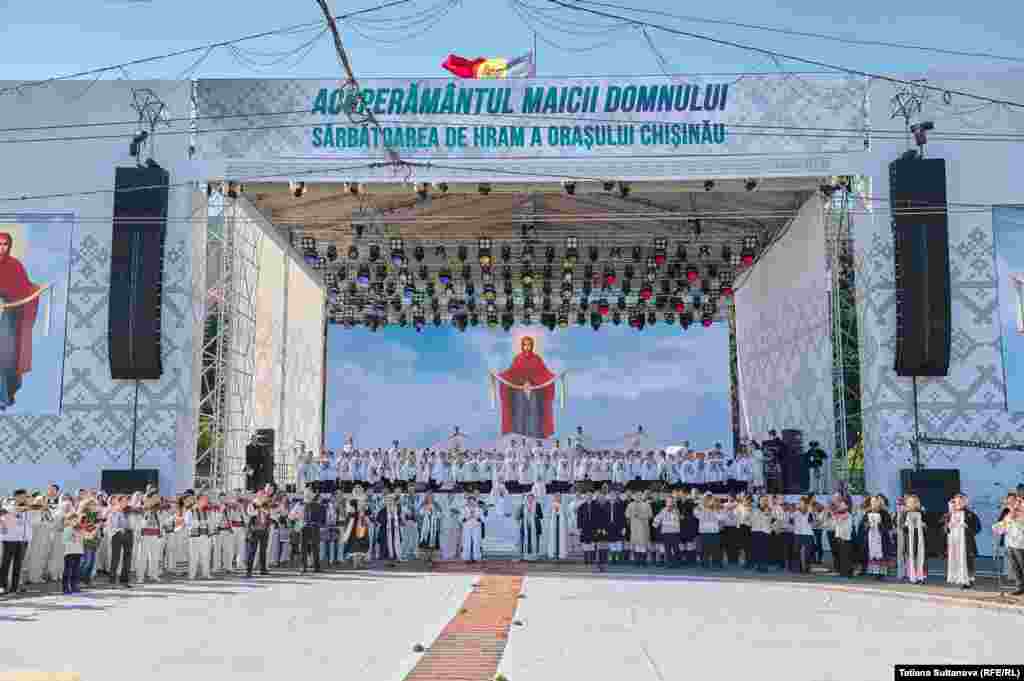 De fapt, programul festiv a început în ajun, cu un mare concert în Piața Marii Adunări Naționale, la care au participat interpreți locali, dar și din România și Ucraina. În seara zilei de 14 octombrie, pe scenă sunt așteptați, între alții, Satoshi, Dara, Magnat&Feoctist, Orchestra fraților Advahov, Maria Iliuț și „Crenguța de Iederă”, Zdob și Zdup, iar invitata specială a concertului este interpreta letonă Laima Vaikule.