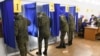 Militarii votează în alegerile parlamentare ruse din 2021 la secția de votare nr. 202 la școala secundară nr. 10 din satul Peschanka.