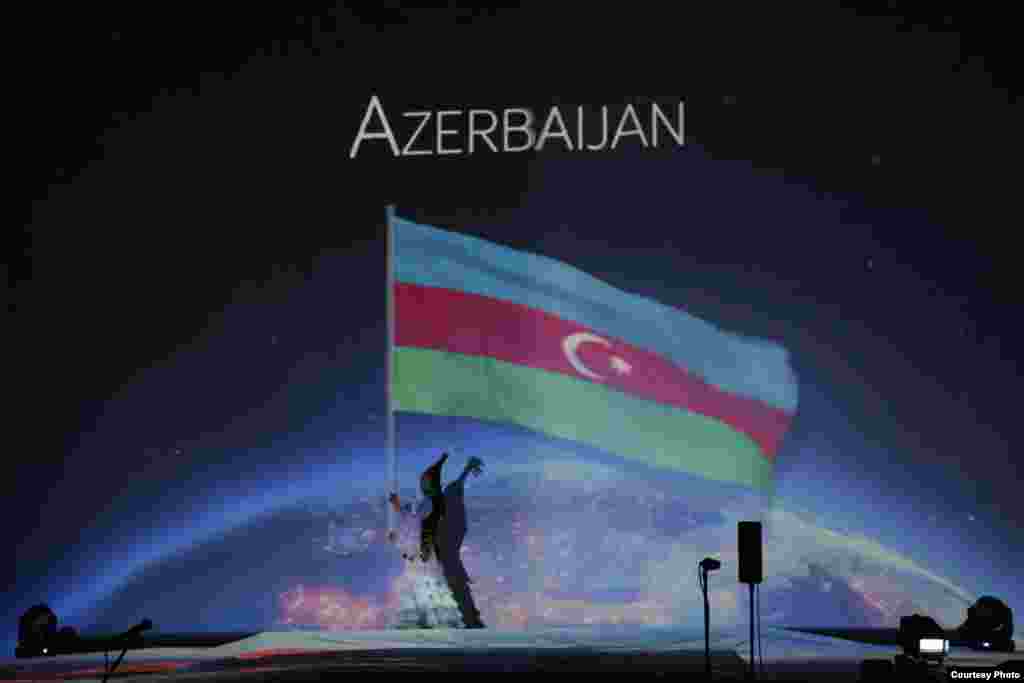 Ауыр атлетикадан әлем чемпионатының ашылу салтанатындағы жарысқа қатысушы елдердің шеруі. Алматы, 8 қараша 2014 жыл. Сурет ұйымдастыру комитетінен алынды.