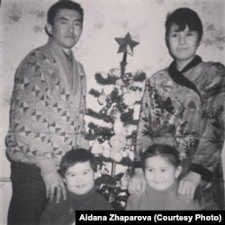 Айдана Жапарова (астыңғы қатарда сол жақта) анасы, әкесі және сіңлісімен бірге (отбасы архивіндегі фото)