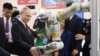 Рускиот претседател Владимир Путин посетува изложба во Технолошкиот институт Харбин во Харбин