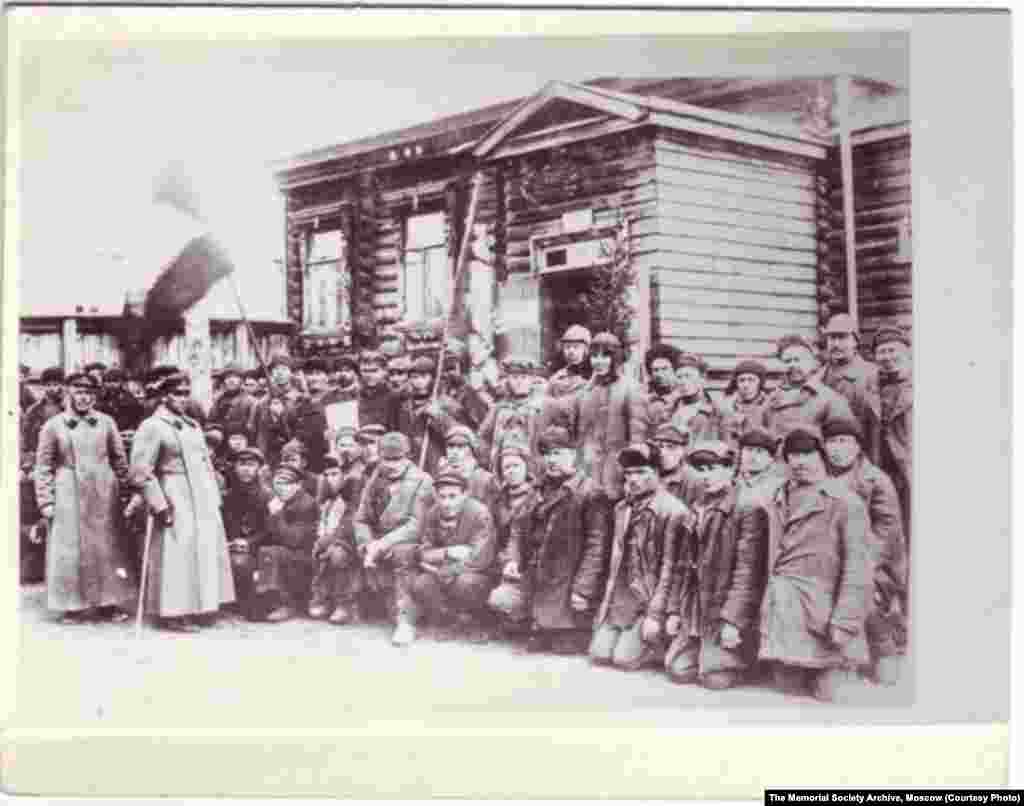 Узники ГУЛАГа слушают речь начальника лагеря. Более 100 тысяч человек прошли через принудительный труд на строительстве канала. 