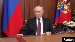 Printr-un discurs care a durat aproximativ 28 de minute, difuzat la ora locală 5.30, Vladimir Putin a autorizat intervenția armată în Ucraina spunând că „toate analizele arată că confruntarea Rusiei cu aceste forțe este de neevitat”.