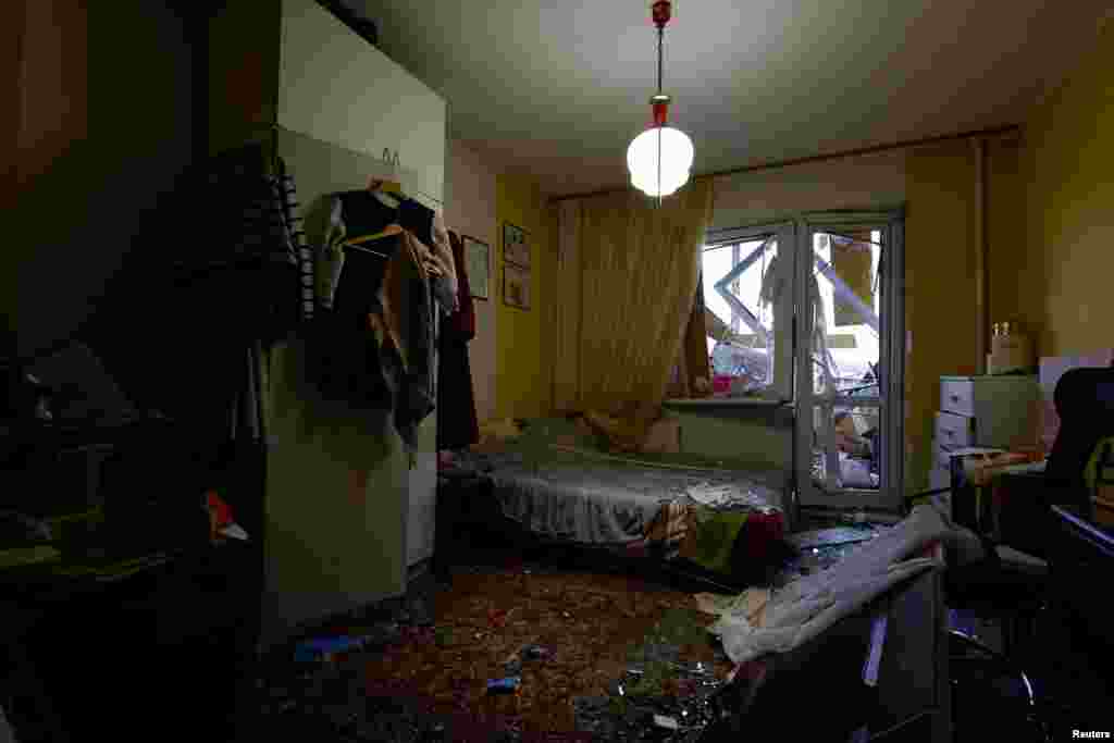 Një dhomë e dëmtuar e një ndërtese banimi, pasi Rusia nisi një operacion masiv ushtarak kundër Ukrainës, në Kiev, më 25 shkurt 2022.