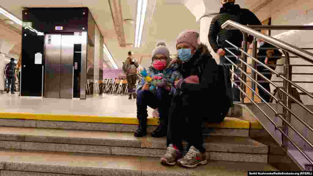 În stațiile de metrou din Kiev s-au adăpostit, joi dimineață, mulți tineri, dar și familii cu copii.