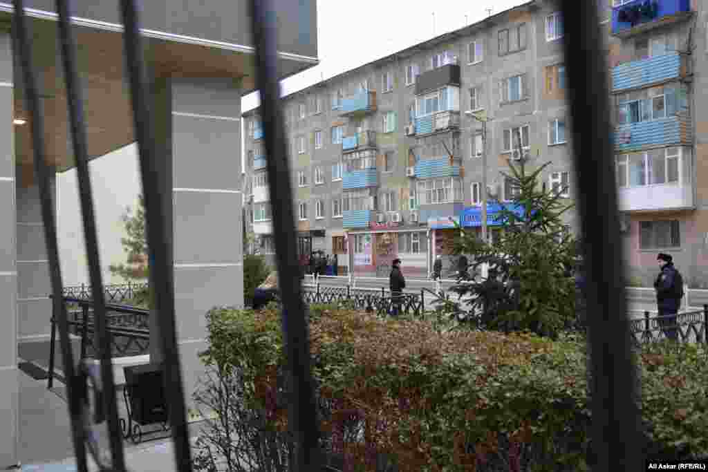 Сот ғимаратының астыңғы қабаты сот отырысы күні бойы өтетін болғандықтан, сотталушылардың тамақтануына, басқа да тұрмыстық қажеттеріне арналып қайта жабдықталған. Бұл қабатта сотталушыларды бақылайтын видеокамералар да орнатылған. 