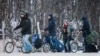 Беженцы пересекают пограничный пост Норвегии на границе с Россией. Стурскуг, 12 ноября 2015 года. 