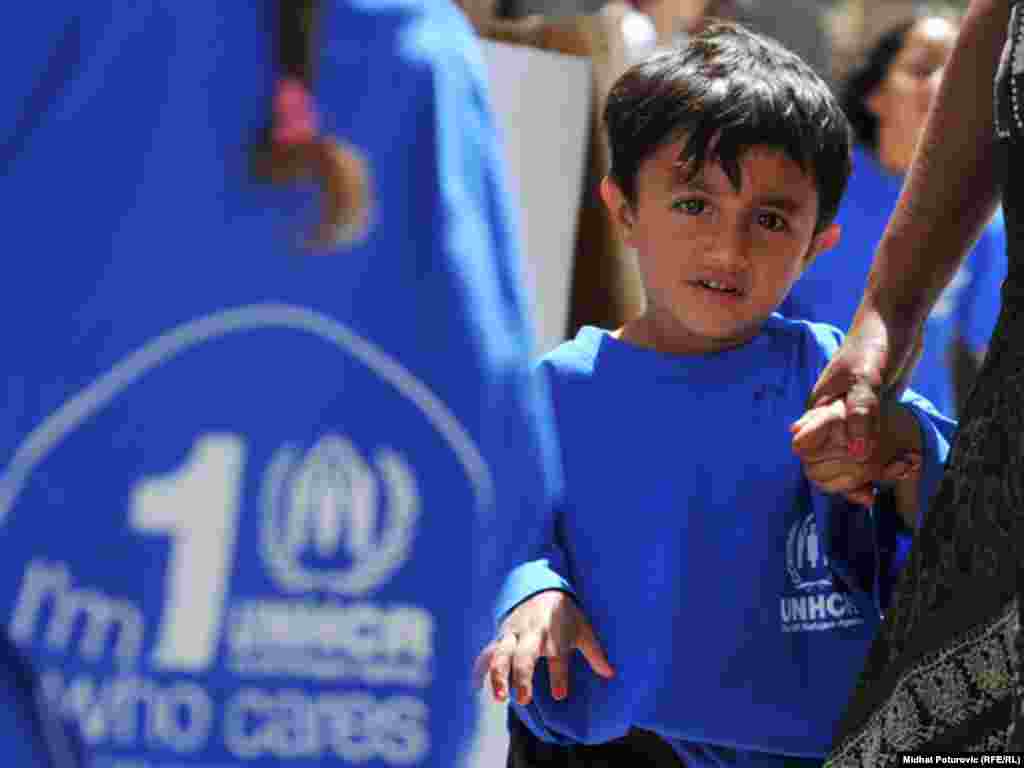 Svjetski dan izbjeglica, koji je ustanovljen decembra 2000. godine odlukom Generalne skupštine Ujedinjenih nacija, obilježava se 20.juna. U Sarajevu je tim povodom UNHCR, organizirao humanitarni bazar ispred sarajevske Katedrale, 20.06.2011. Foto: RSE / Midhat Poturović
