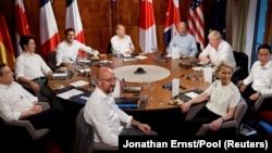 O cină de lucru în timpul primei zile a summit-ului liderilor G7 la castelul Schloss Elmau din Bavaria, lângă Garmisch-Partenkirchen, Germania. 