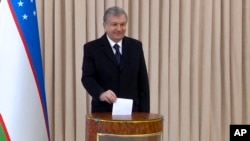 Uzbekistanski predsednik Šavkat Mirzijojev pozira za vreme parlamentarnih izbora na biračkom mestu u Taškentu u decembru 2019.