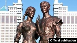 Скульптура композиции «Влюбленные» в «Парке молодежи» в Астане. 