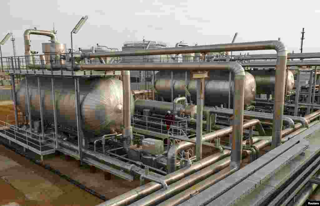 Общий вид на газо- и нефтеперерабатывающее оборудование на месторождении. 