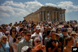 Administrația complexului de pe Acropole va reduce și orele de vizitare. Din cauza căldurii, nu va mai fi posibilă intrarea în mijlocul zilei, în timpul verii.