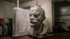 Когда международная пресса <a href="http://www.independent.co.uk/news/world/europe/lenin-statues-removed-soviet-union-russia-crimea-ukraine-bolshevik-communist-petro-poroshenko-a7903611.html" target="_blank">сообщила</a>, что в Украине демонтирован последний памятник Ленину, фотограф Нильс Акерман скептически покачал головой: &quot;Объявление о том, что снесли последний памятник Ленину, было сделано еще в декабре 2016-го, так что я думаю, это сообщение появилось сейчас, чтобы провести параллель с тем, что <a href="https://d1aj32r89du13d.cloudfront.net/a/usa-today-charlottesville/28684693.html" target="_blank">происходит в США</a>&quot;.