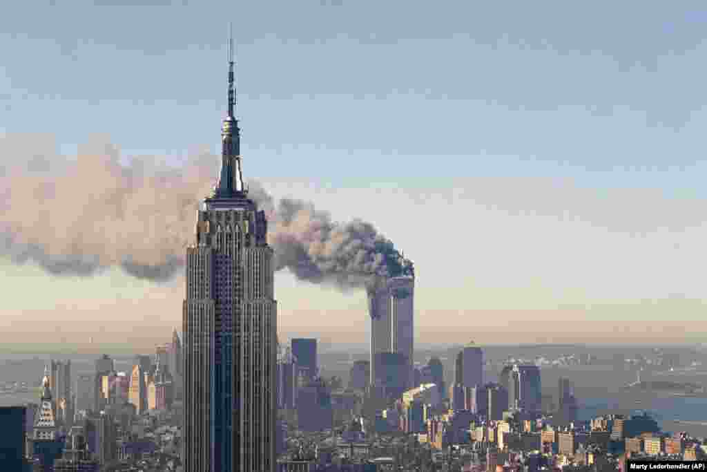 Turnurile gemene ale World Trade Center ard în spatele Empire State Building. Imaginile video din acest punct de observație au fost transmise în direct în toată lumea. La Ground Zero, locul din New York pe care se ridicau Turnurile Gemene, salvatorii încercau din răsputeri să găsească supraviețuitori și să stingă incendiile.