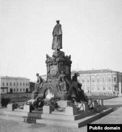 Perspectiva din spatele memorialului din Samara
