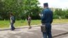 Сотрудник узбекской милиции наблюдает за прохожими. Иллюстративное фото.