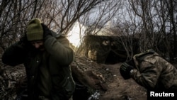 Militarii ucraineni trag cu un obuzier autopropulsat spre trupele rusești de pe linia frontului din apropierea orașului Ceasîv Iar, aflat la aproximativ zece kilometri vest de Bahmut, în regiunea Donețk