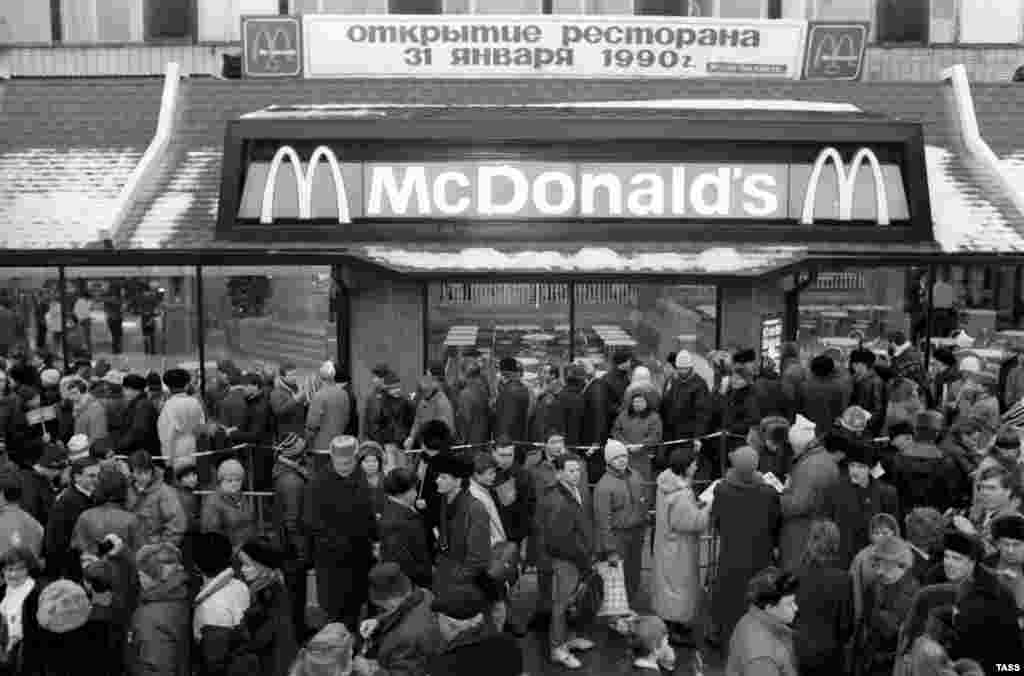 Ogroman red u McDonald'su na Puškinovom trgu u Moskvi 31. januara 1990.