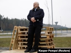 Liderul autoritar al Belarusului, Alexander Lukashenko, se află în conflict cu Uniunea Europeană încă din 2020, când, în urma unor alegeri prezidențiale fraudate la scară largă, liderii europeni au refuzat să-l recunoască pe acesta drept președintele țării.