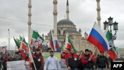 Члены Патриотического клуба "Рамзан" празднуют День Конституции Чечни