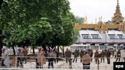 Против мирных демонстрантов выпустили солдат