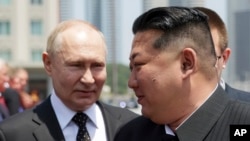 Cine se izolează, se adună. Doi dintre cei mai criticați lideri din lume, rusul Vladimir Putin și nord-coreeanul Kim Jong Un, au discutat, și-au făcut cadouri și au semnat un acord să se ajute reciproc, în caz de atac. 