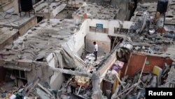 Palestinci provjeravaju štetu na mjestu izraelskih udara na kuće u Khan Younisu u južnom pojasu Gaze, 29. oktobra 2023.