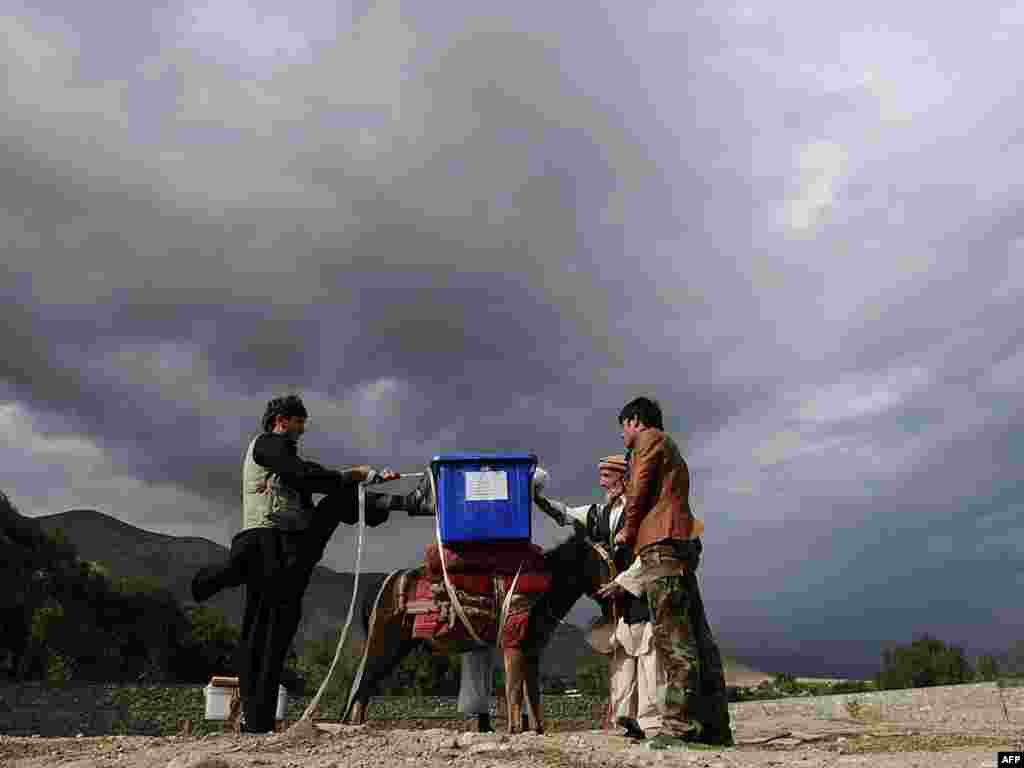 Afghanistan - Prenošenje izbornog materijala u sela doline Panjshir , 18.09.2010. Foto: AFP / Mara Shah