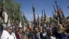 Bărbați din triburile loiale rebelilor Houthi își ridică armele în timpul unei adunări de mobilizare. Sanaa, Yemen, 25 februarie 2020. (AP Photo/Hani Mohammed)