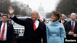 U.S. -- Президент Трамп а, цуьнан зуда Вашингтон -- Мелания Трамп а Вашингтонерчу инагурацин леринчу парадехь дечкен-беттан 20-гIа, 2017-гIа шо. 