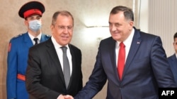 Ministri i Jashtëm i Rusisë, Sergey Lavrov dhe anëtari i presidencës trepalëshe të Bosnjës, Millorad Dodik, gjatë një takimi në Sarajevën Lindore. 
